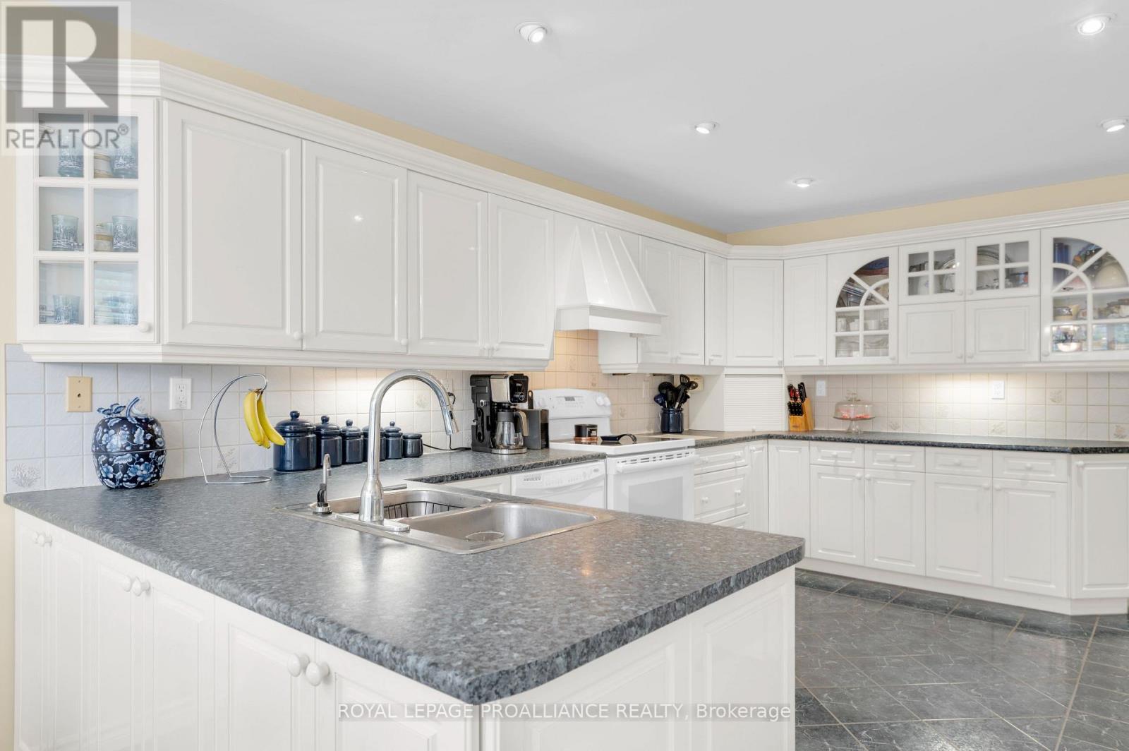 39 Grosvenor Drive, Belleville, Ontario K8P 5K3 - Photo 18 - X12096929