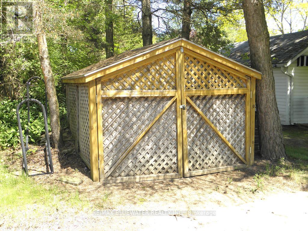 6523 West Parkway Drive, Lambton Shores, Ontario  N0N 1J2 - Photo 6 - X12187963