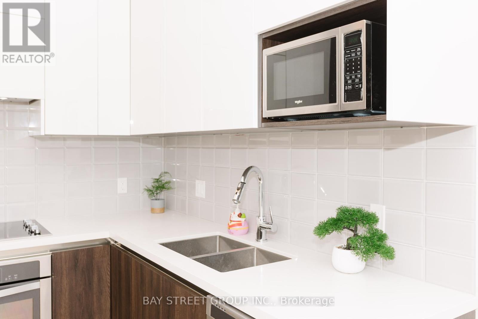 201 - 25 Water Walk Drive, Markham, Ontario  L6G 0G3 - Photo 6 - N12187987