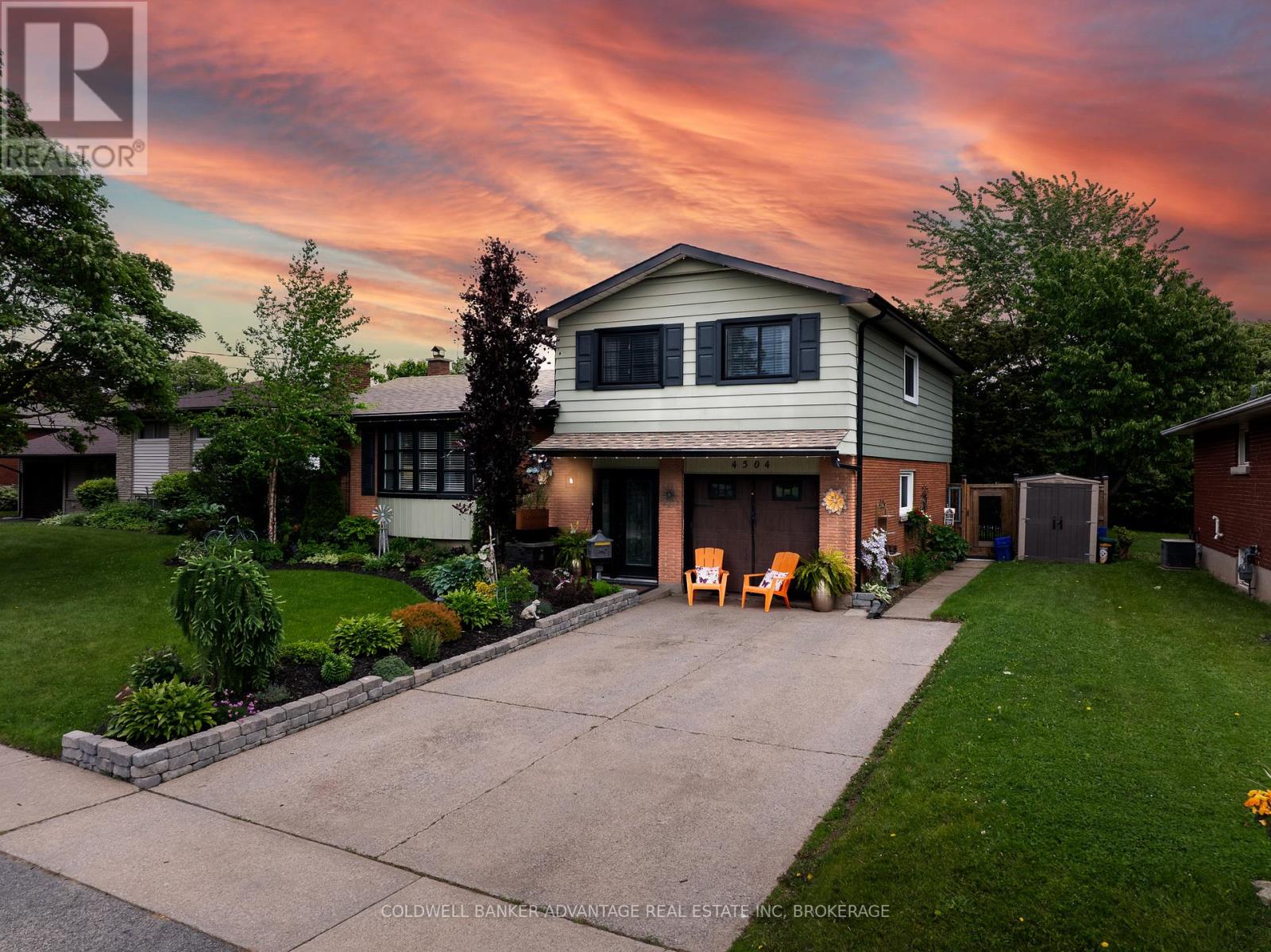 4504 Queensway Gardens N, Niagara Falls, Ontario  L2E 6P7 - Photo 1 - X12187996