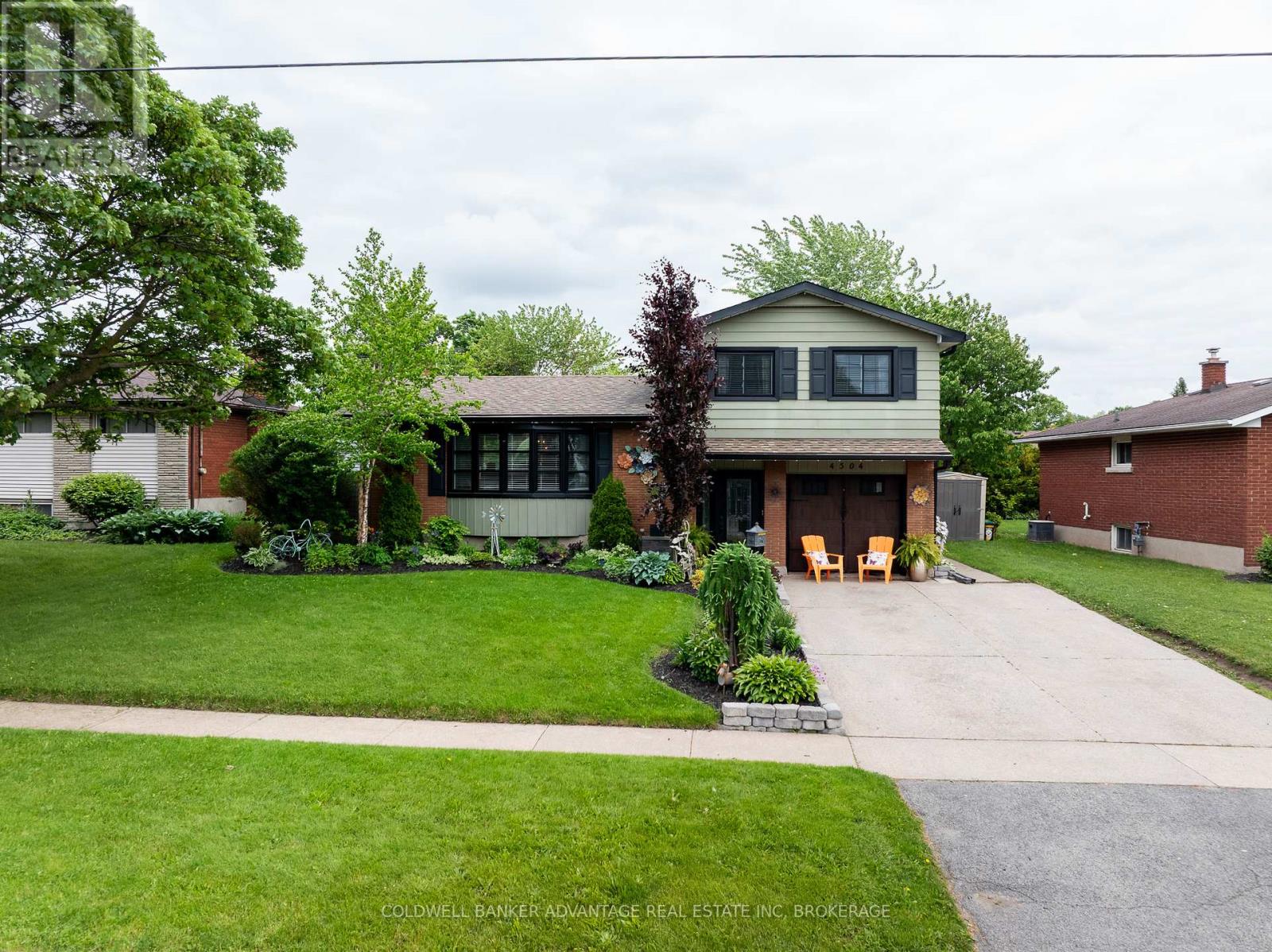 4504 Queensway Gardens N, Niagara Falls, Ontario  L2E 6P7 - Photo 2 - X12187996
