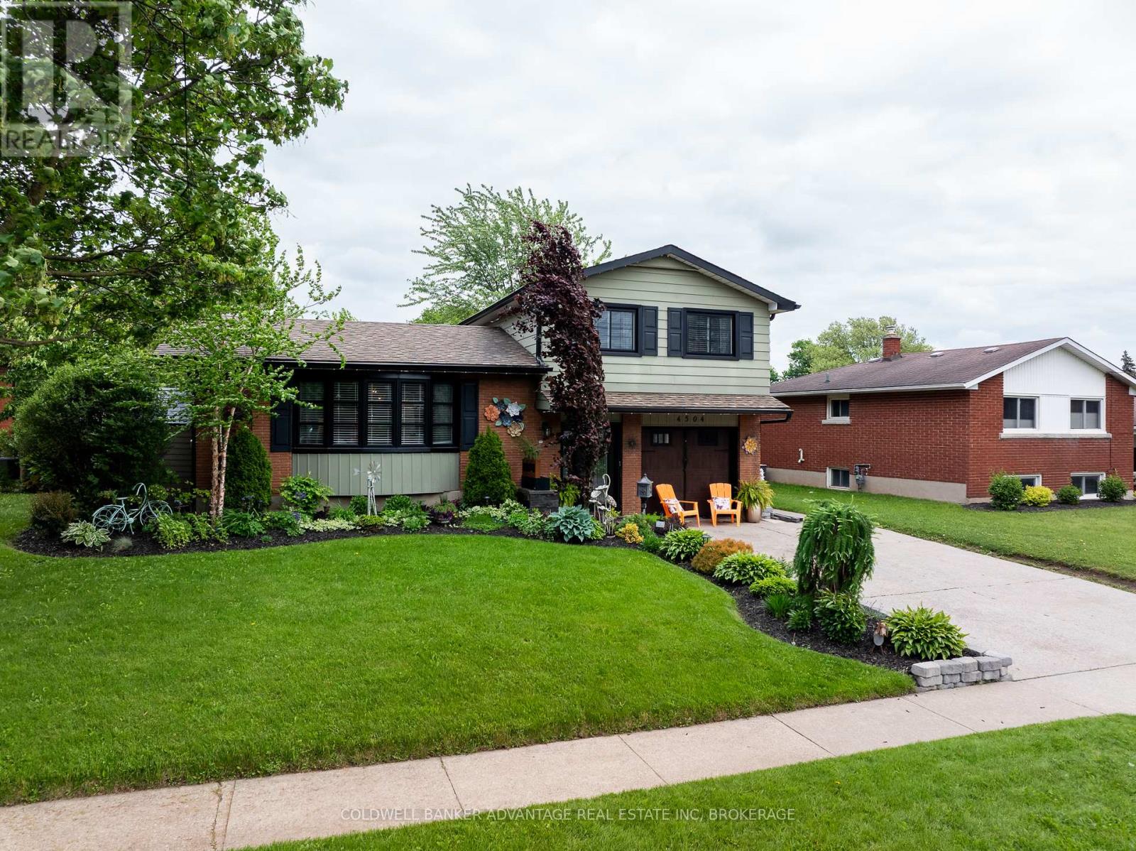 4504 Queensway Gardens N, Niagara Falls, Ontario  L2E 6P7 - Photo 3 - X12187996