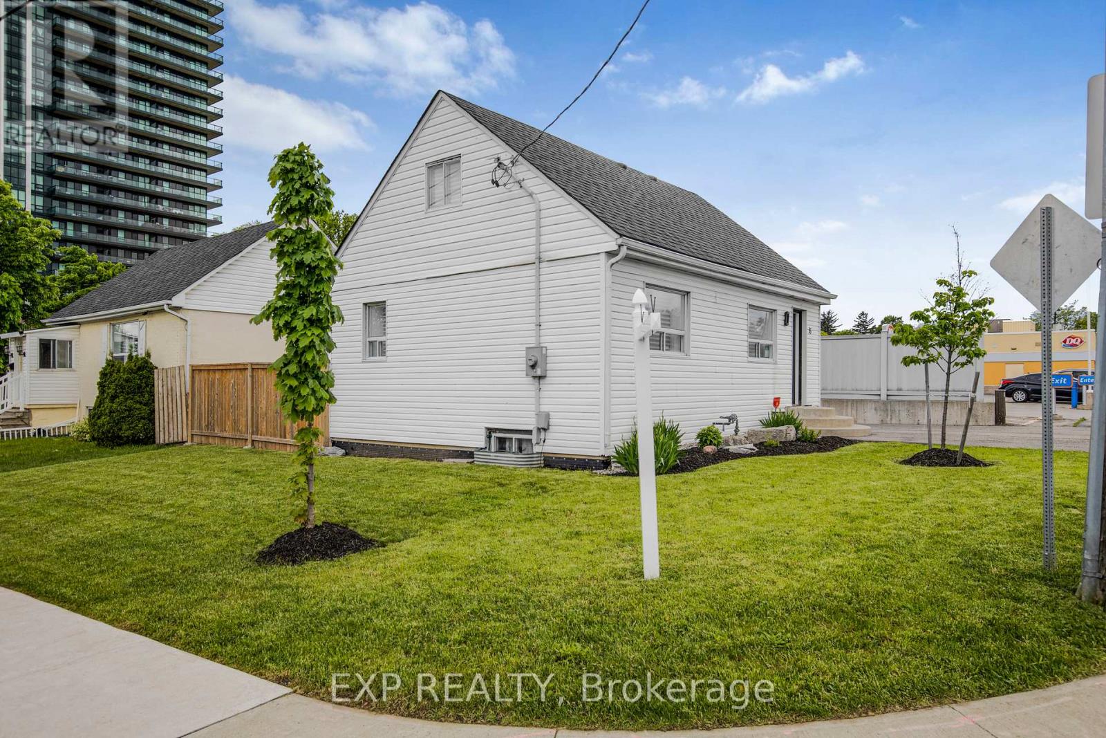 15 Centre Street S, Brampton, Ontario  L6W 2X6 - Photo 4 - W12188018