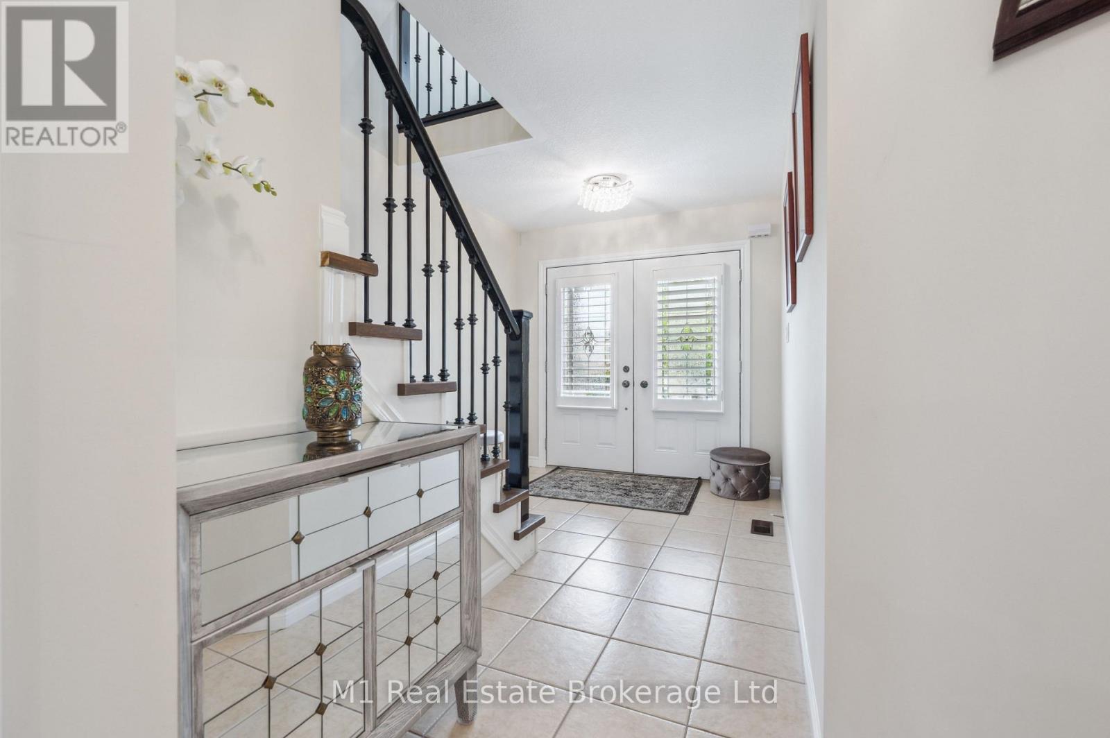 174 Curzon Crescent, Guelph, Ontario  N1K 0B5 - Photo 3 - X12188071