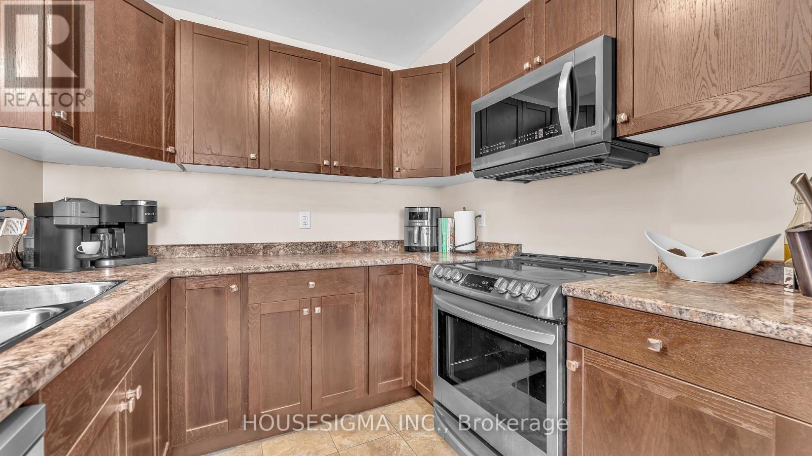 Photo 11 of 30 for 939 Silverfox Crescent