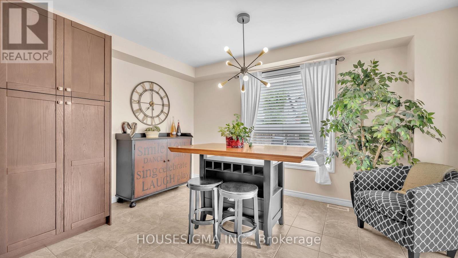 Photo 13 of 30 for 939 Silverfox Crescent