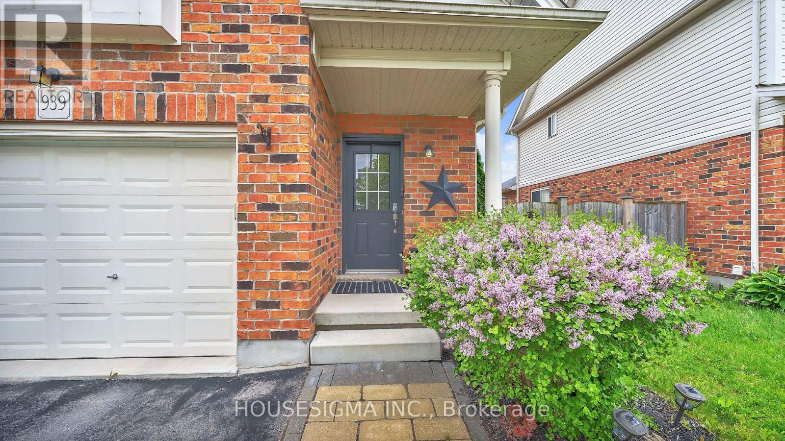 Photo 3 of 30 for 939 Silverfox Crescent