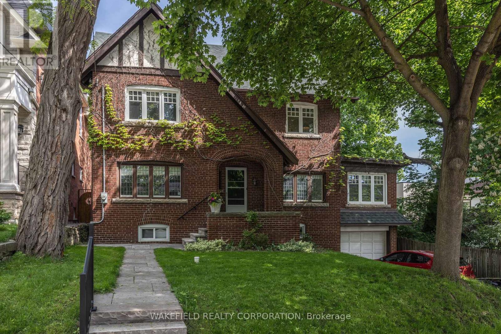 <div class="slider-price">$2,995,000</div><p>14 Willowbank Boulevard, Toronto, Ontario</p>