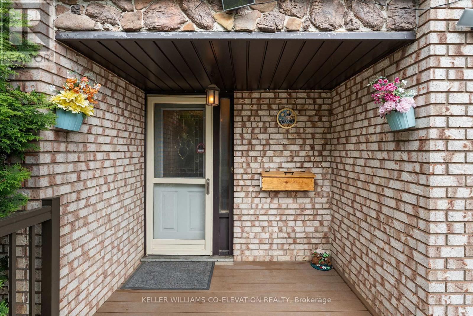 2 Marc Court, Brampton, Ontario  L6Y 2E5 - Photo 4 - W12188121