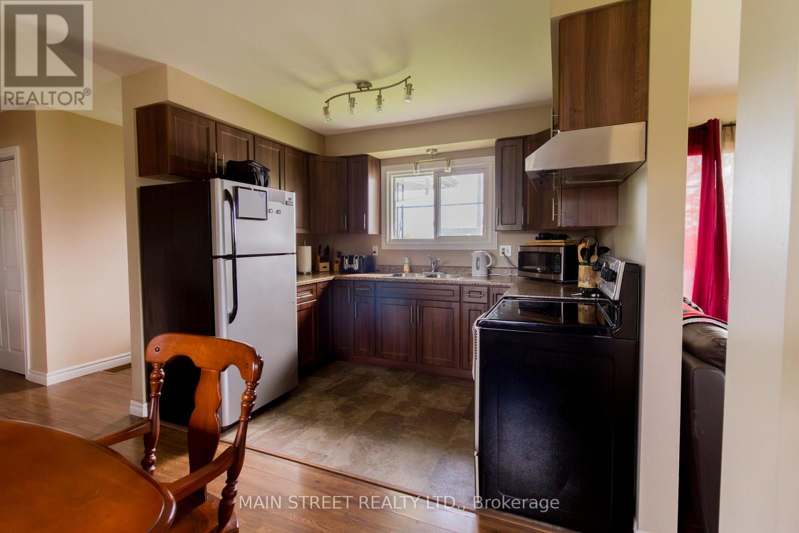 Property at 28 PRINCE OF WALES DRIVE image 4