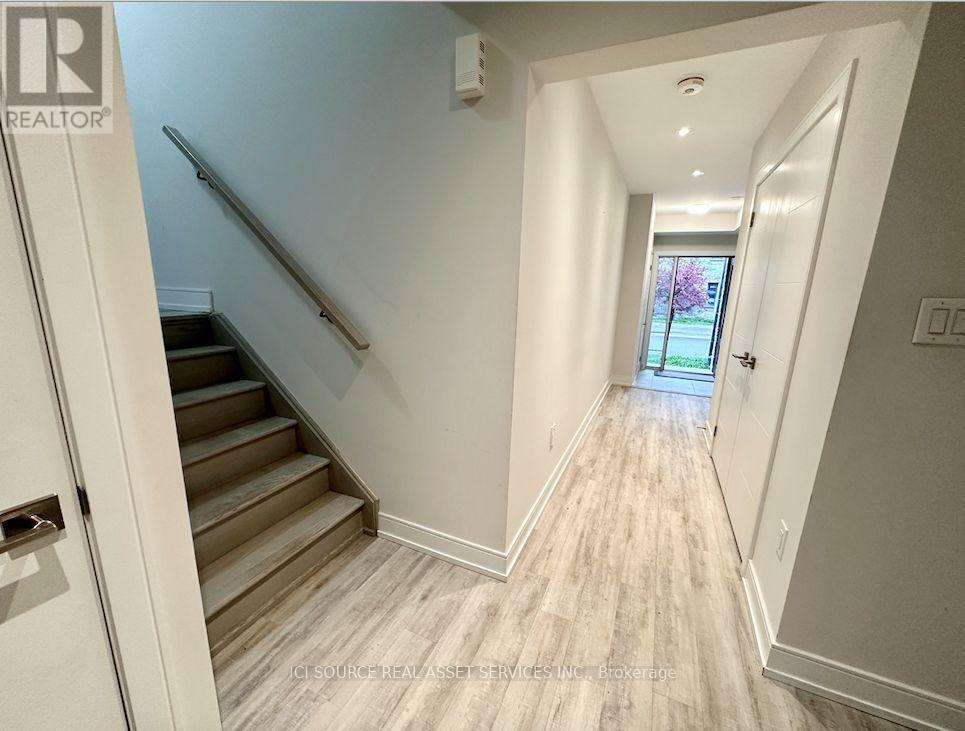 562 Rapids Lane, Mississauga, Ontario  L5G 0A9 - Photo 3 - W12184277