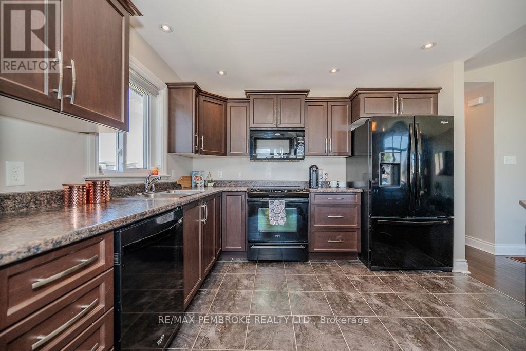 1011 Butler Boulevard, Petawawa, Ontario  K8H 0C2 - Photo 9 - X12188187