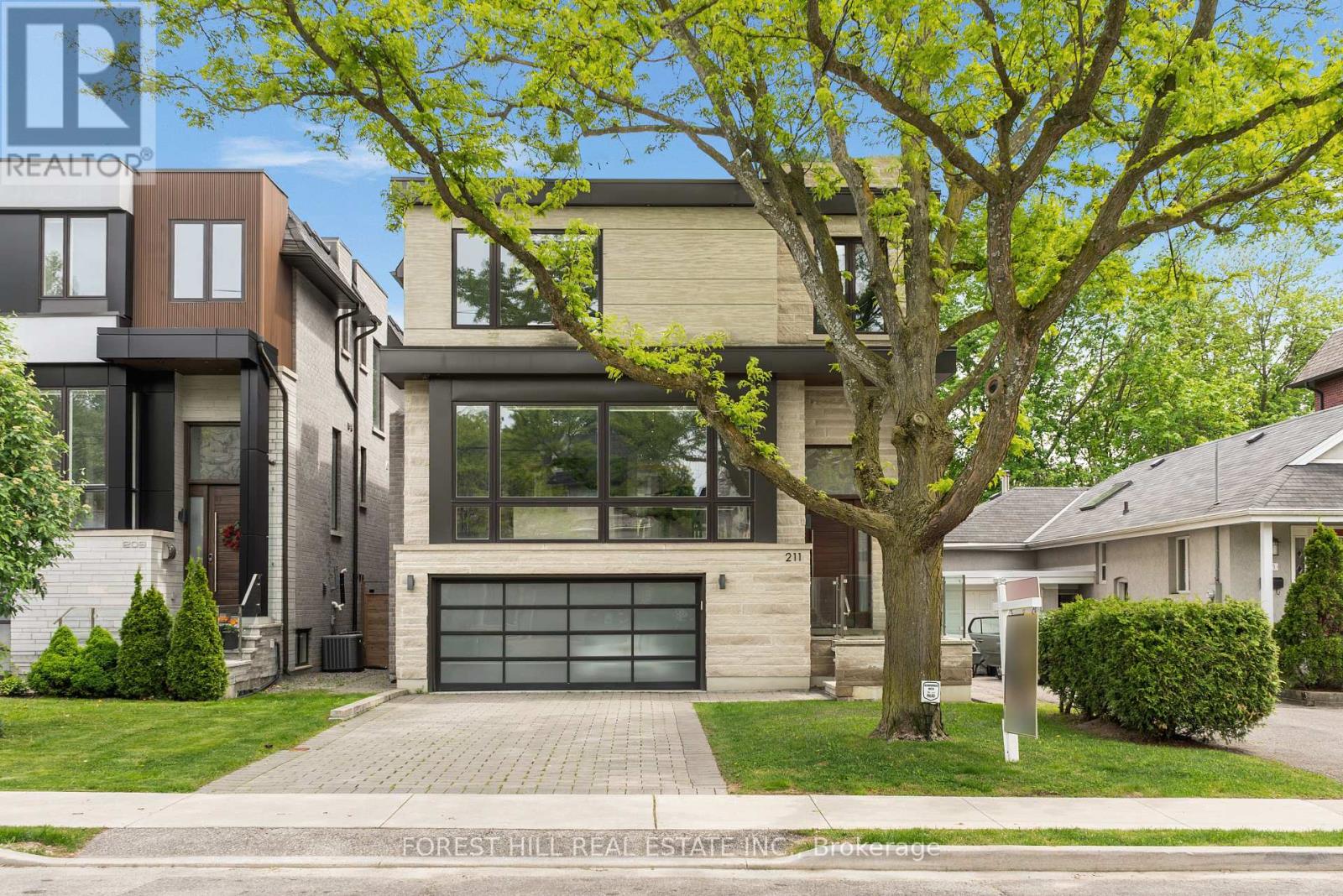 <div class="slider-price">$2,880,000</div><p>211 Johnston Avenue, Toronto, Ontario</p>