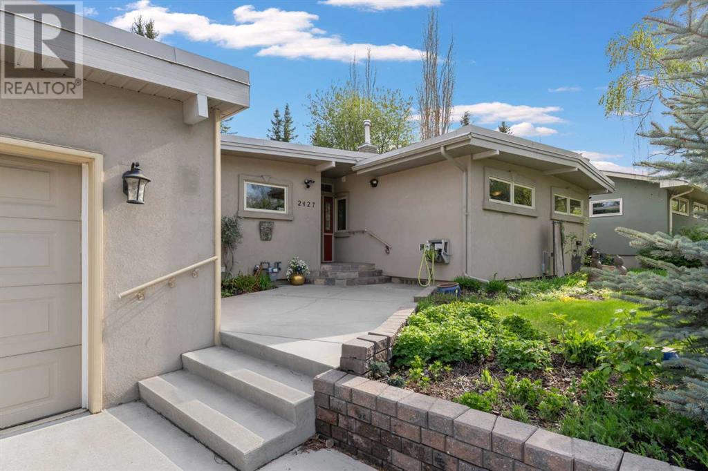 2427 Sovereign Crescent Sw, Calgary, Alberta  T3C 2M4 - Photo 3 - A2221393