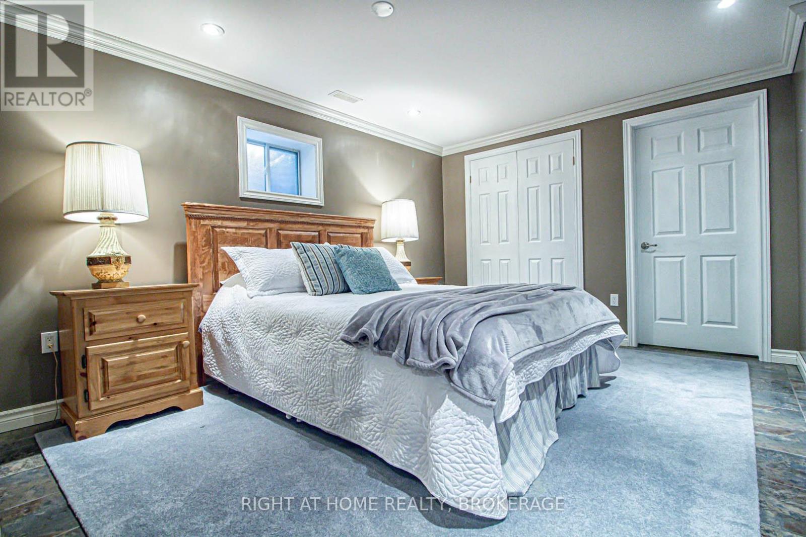 2156 Country Club Drive, Burlington (Rose), Ontario  L7M 4A8 - Photo 25 - W12101110