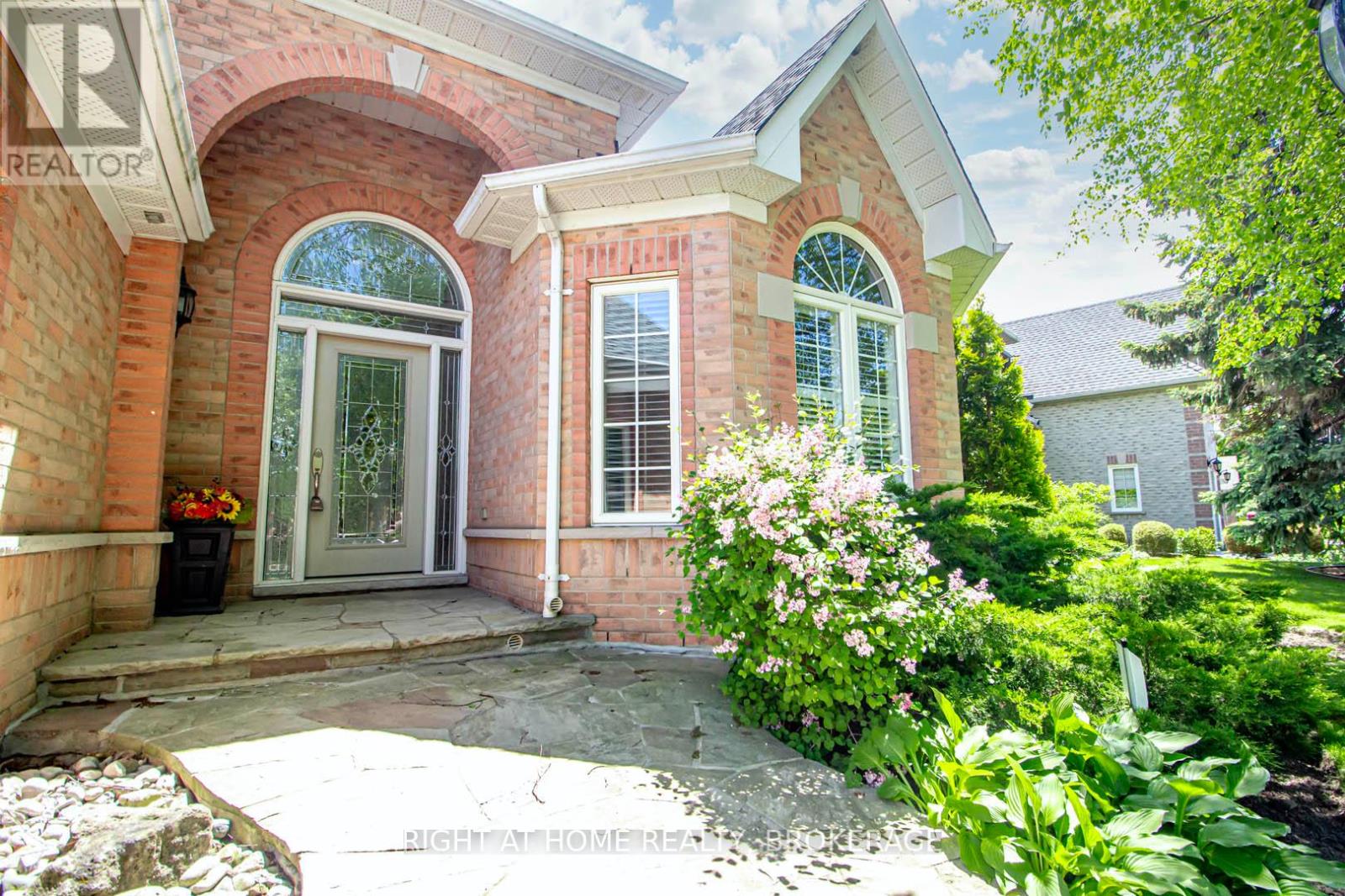 2156 Country Club Drive, Burlington, Ontario  L7M 4A8 - Photo 2 - W12101110