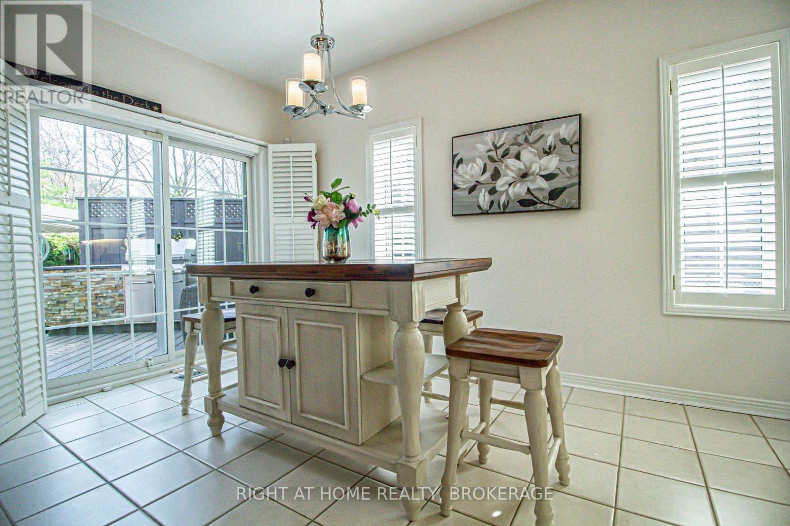 2156 Country Club Drive, Burlington (Rose), Ontario  L7M 4A8 - Photo 11 - W12101110