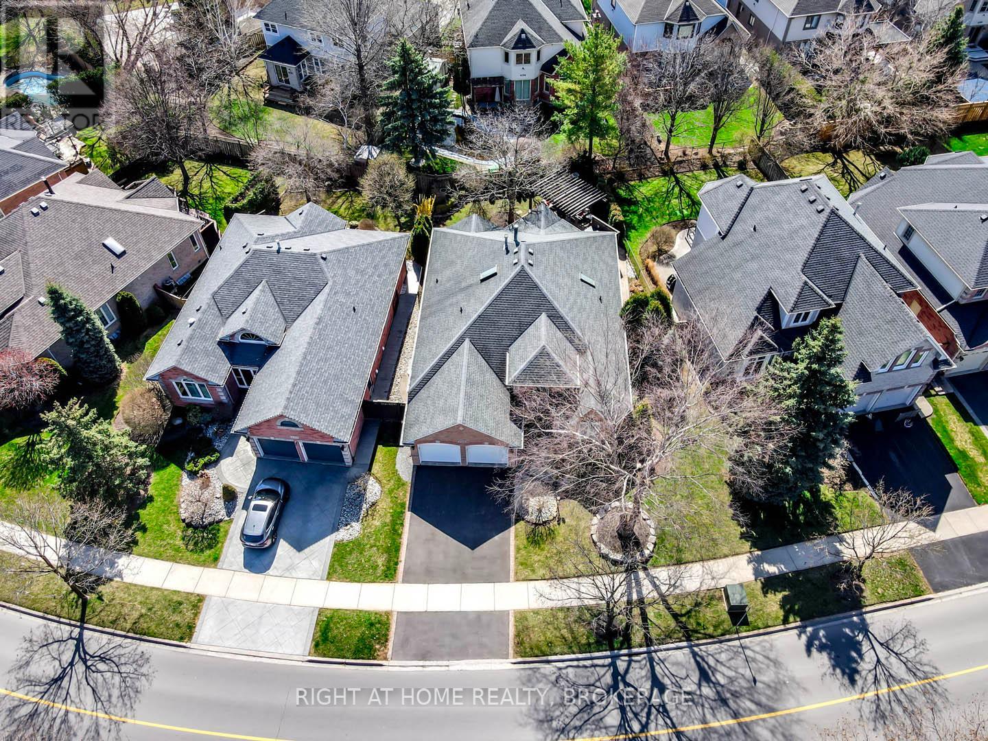 2156 Country Club Drive, Burlington, Ontario  L7M 4A8 - Photo 34 - W12101110