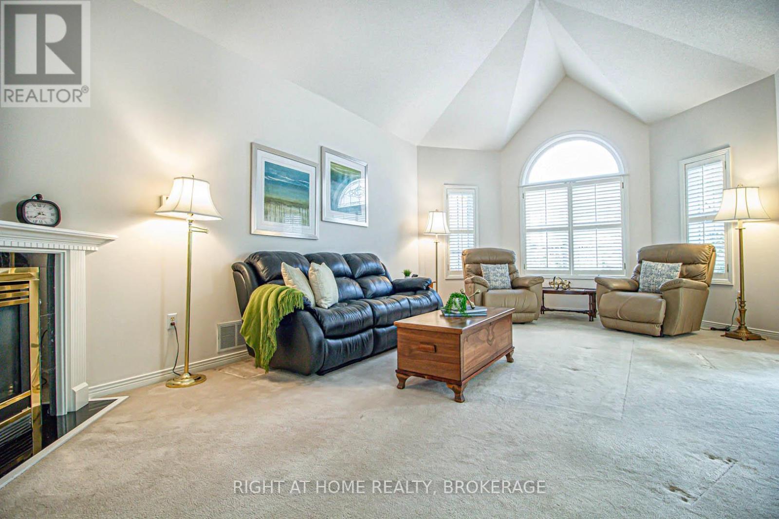 2156 Country Club Drive, Burlington (Rose), Ontario  L7M 4A8 - Photo 6 - W12101110