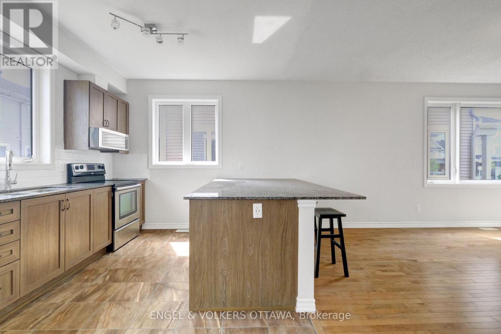 305 Lamarche Avenue, Ottawa, Ontario  K1C 1T1 - Photo 12 - X12188260