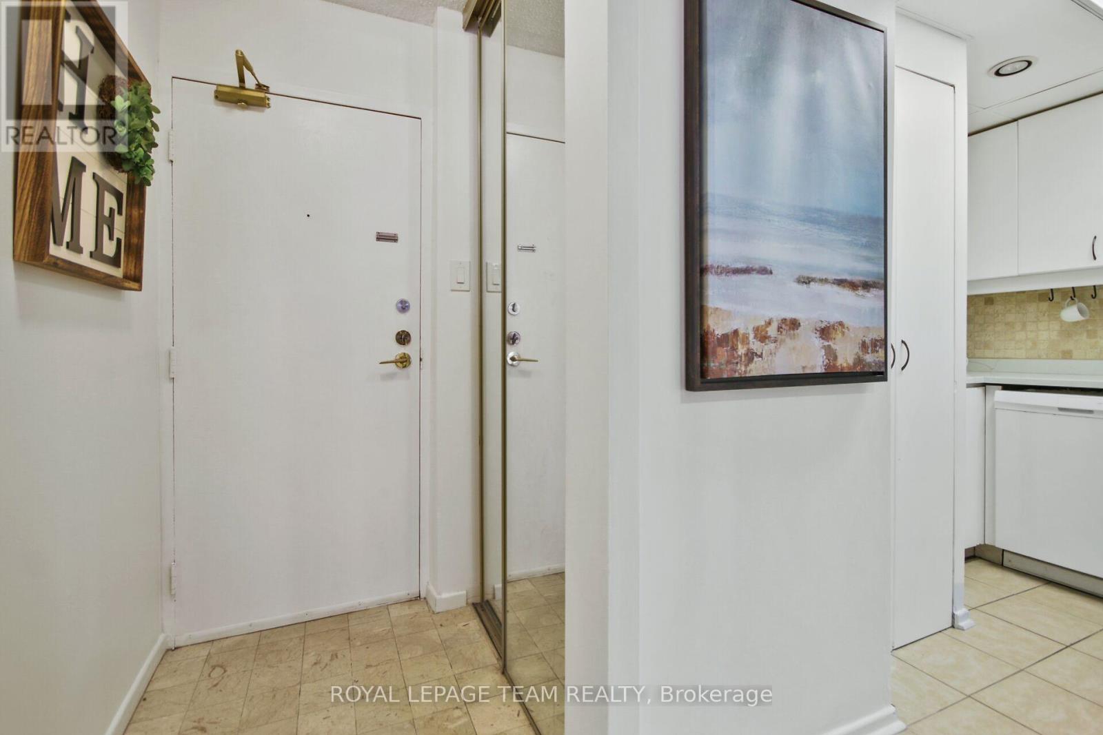 701 - 141 Somerset Street W, Ottawa, Ontario  K2P 2H1 - Photo 3 - X12188273