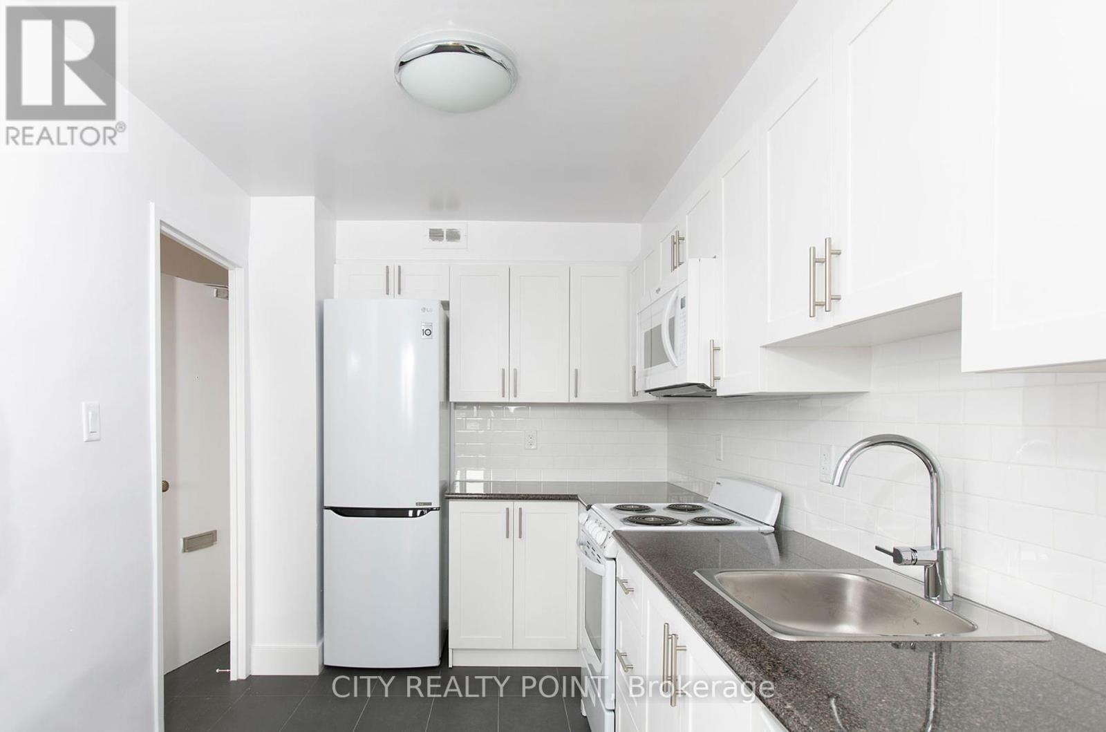 711 - 6200 Bathurst Street, Toronto, Ontario  M2R 2A3 - Photo 1 - C12185432