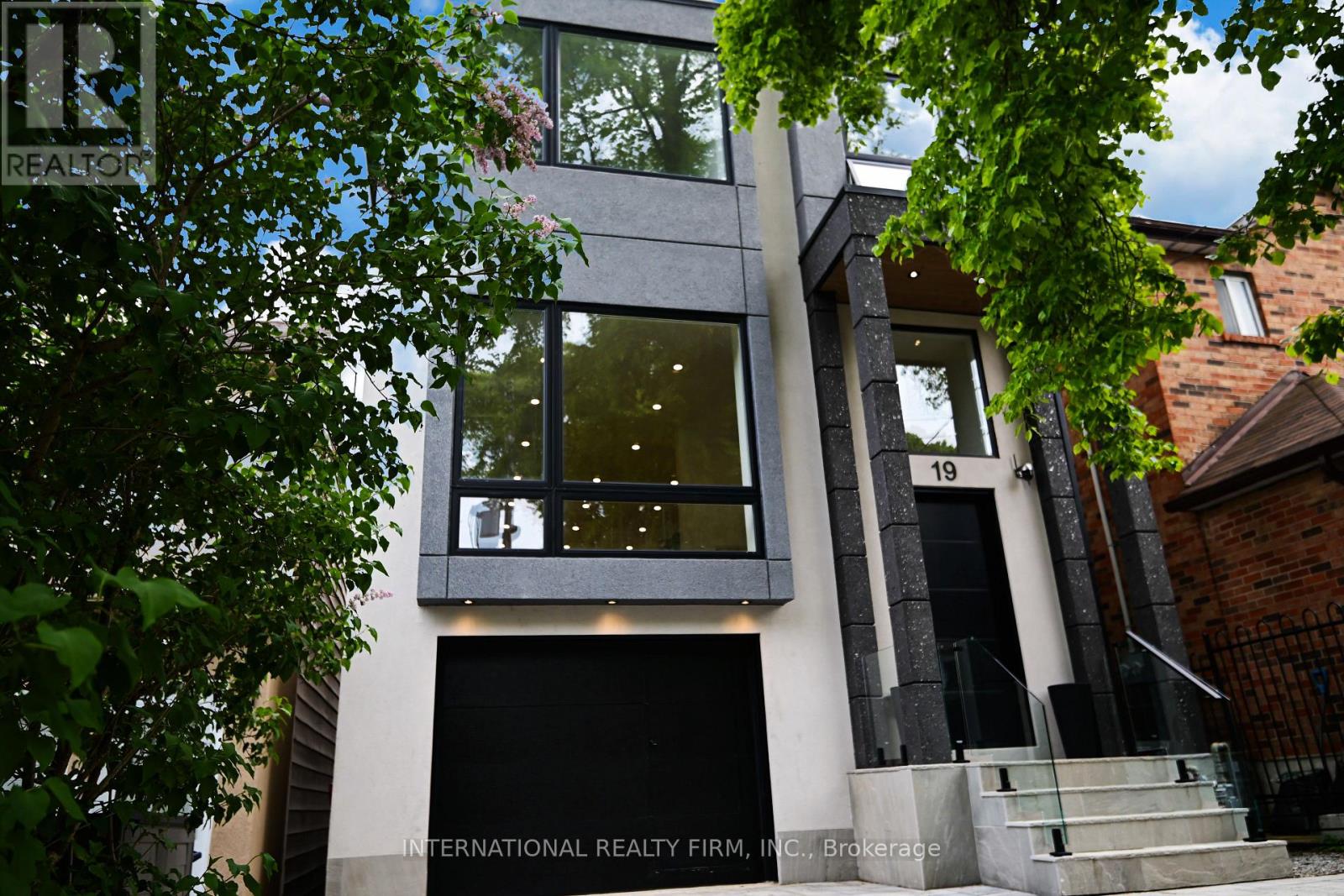 19 Ivy Avenue, Toronto, Ontario  M4L 2H6 - Photo 2 - E12183457