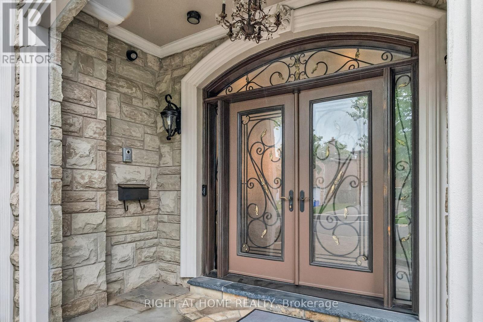29 Pinewood Drive, Vaughan (Crestwood-Springfarm-Yorkhill), Ontario  L4J 5P4 - Photo 3 - N12188229