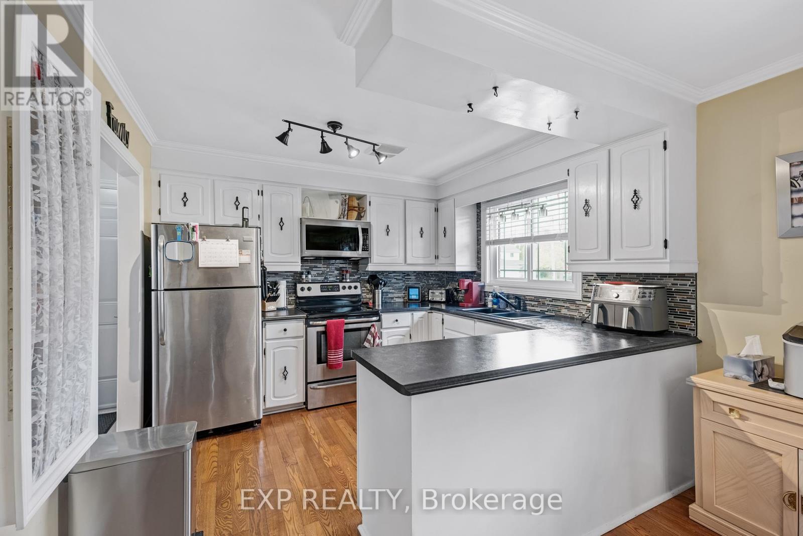 7 Queen Street, Brock, Ontario  L0E 1E0 - Photo 10 - N12188248