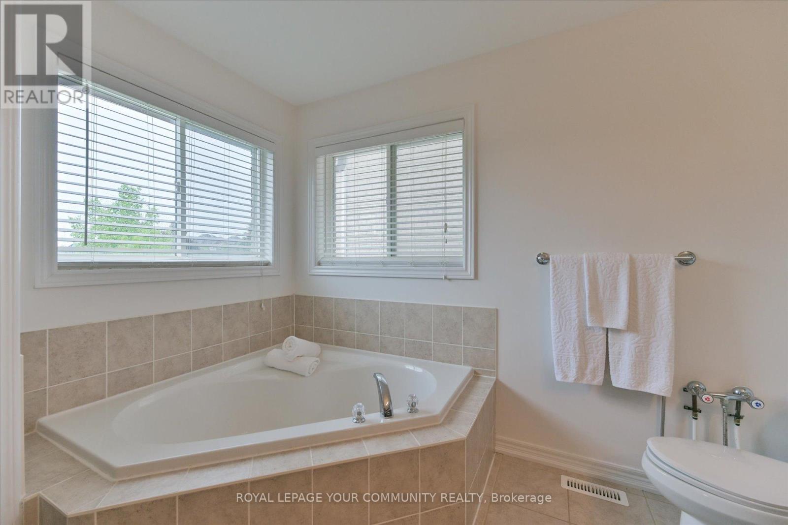 8 Highland Terrace, Bradford West Gwillimbury, Ontario  L3Z 3E8 - Photo 19 - N12185392