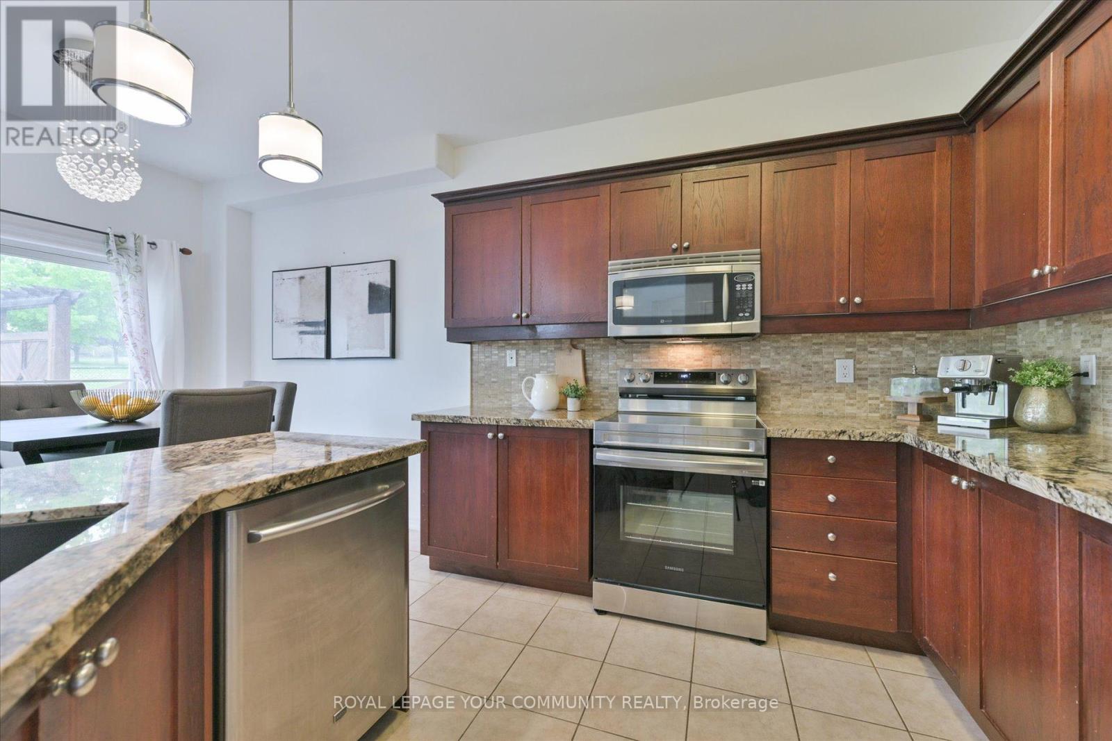 8 Highland Terrace, Bradford West Gwillimbury, Ontario  L3Z 3E8 - Photo 9 - N12185392