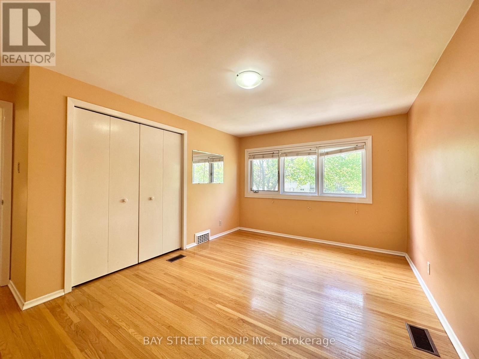 Upper - 245 Forest Hill Drive, Kitchener, Ontario  N2M 4G7 - Photo 11 - X12188225