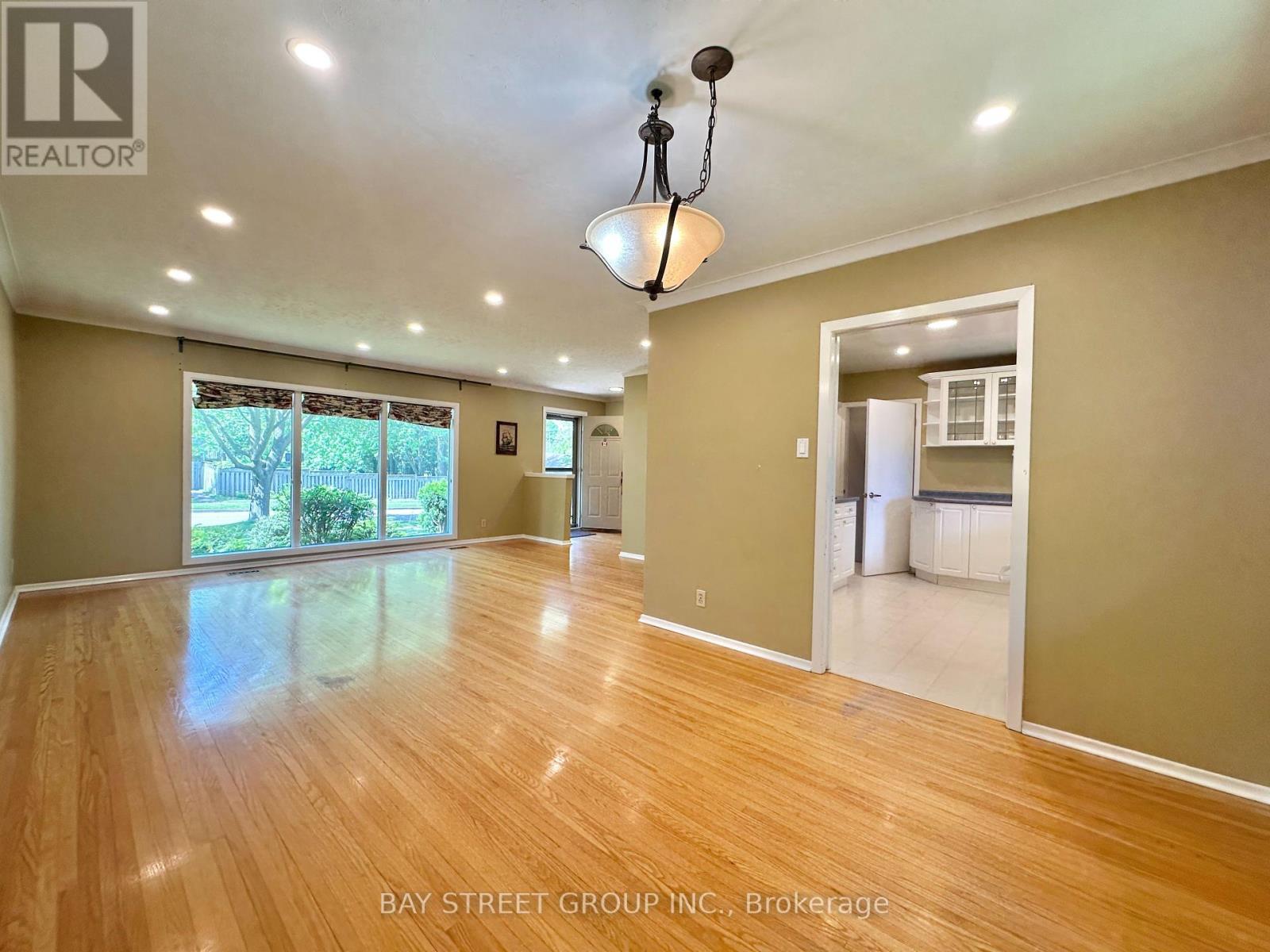 Upper - 245 Forest Hill Drive, Kitchener, Ontario  N2M 4G7 - Photo 2 - X12188225