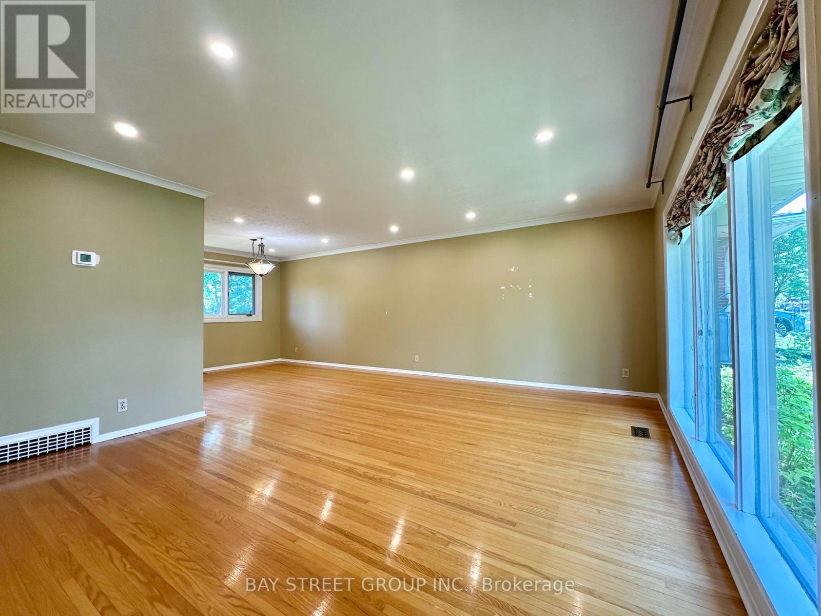 Upper - 245 Forest Hill Drive, Kitchener, Ontario  N2M 4G7 - Photo 3 - X12188225