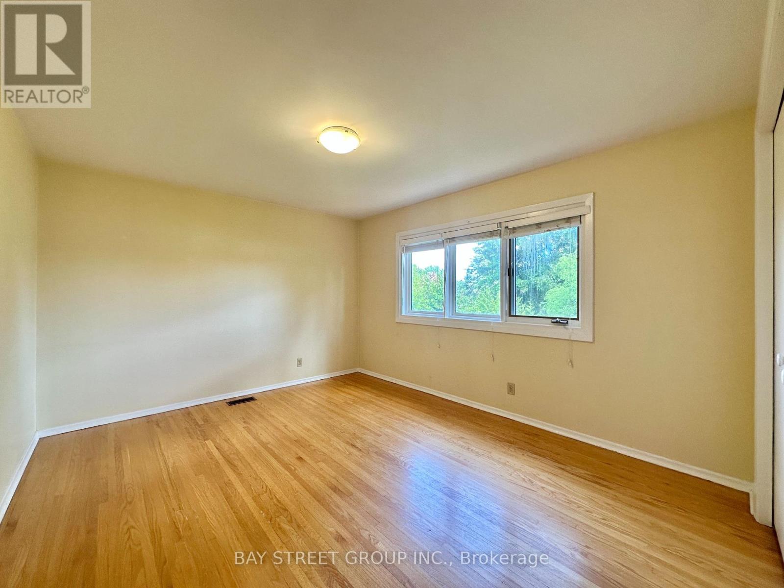 Upper - 245 Forest Hill Drive, Kitchener, Ontario  N2M 4G7 - Photo 7 - X12188225