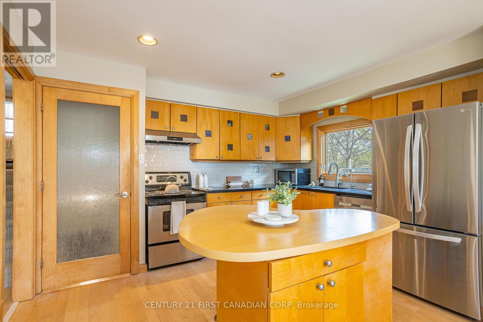 Photo 11 of 37 for 24 Gatineau Crescent