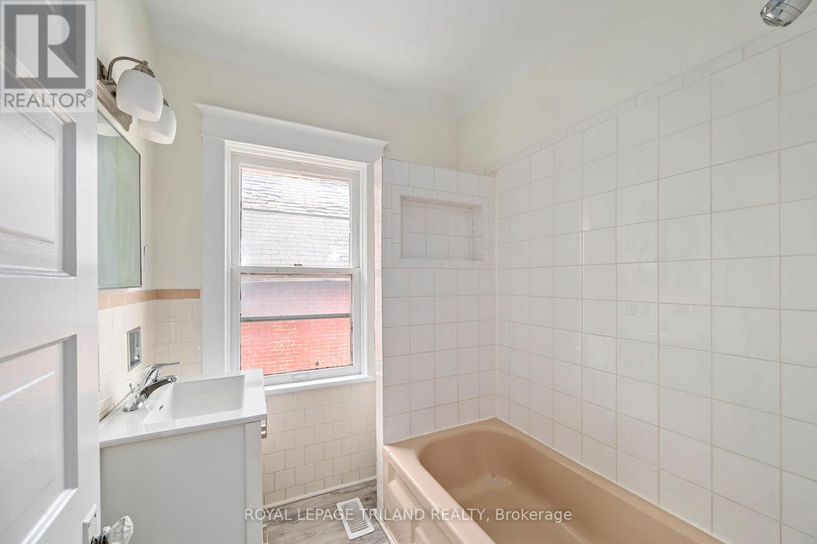 Photo 19 of 24 for 255 Simcoe Street