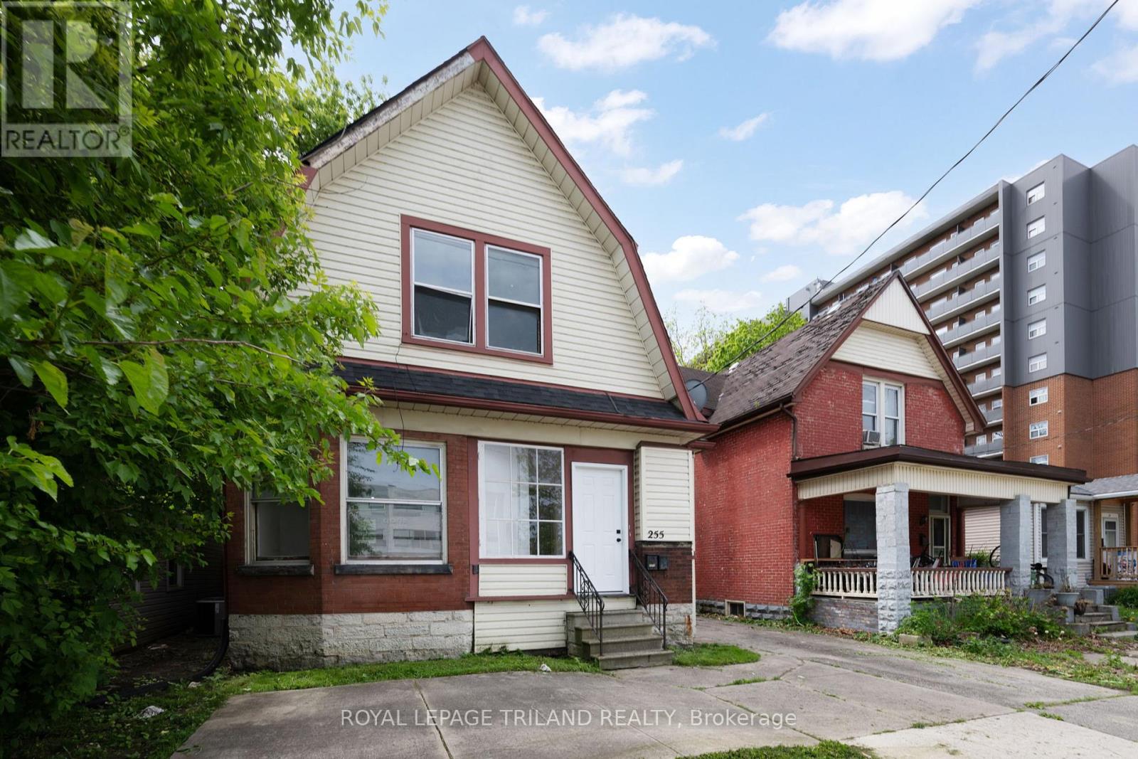 Photo 2 of 24 for 255 Simcoe Street