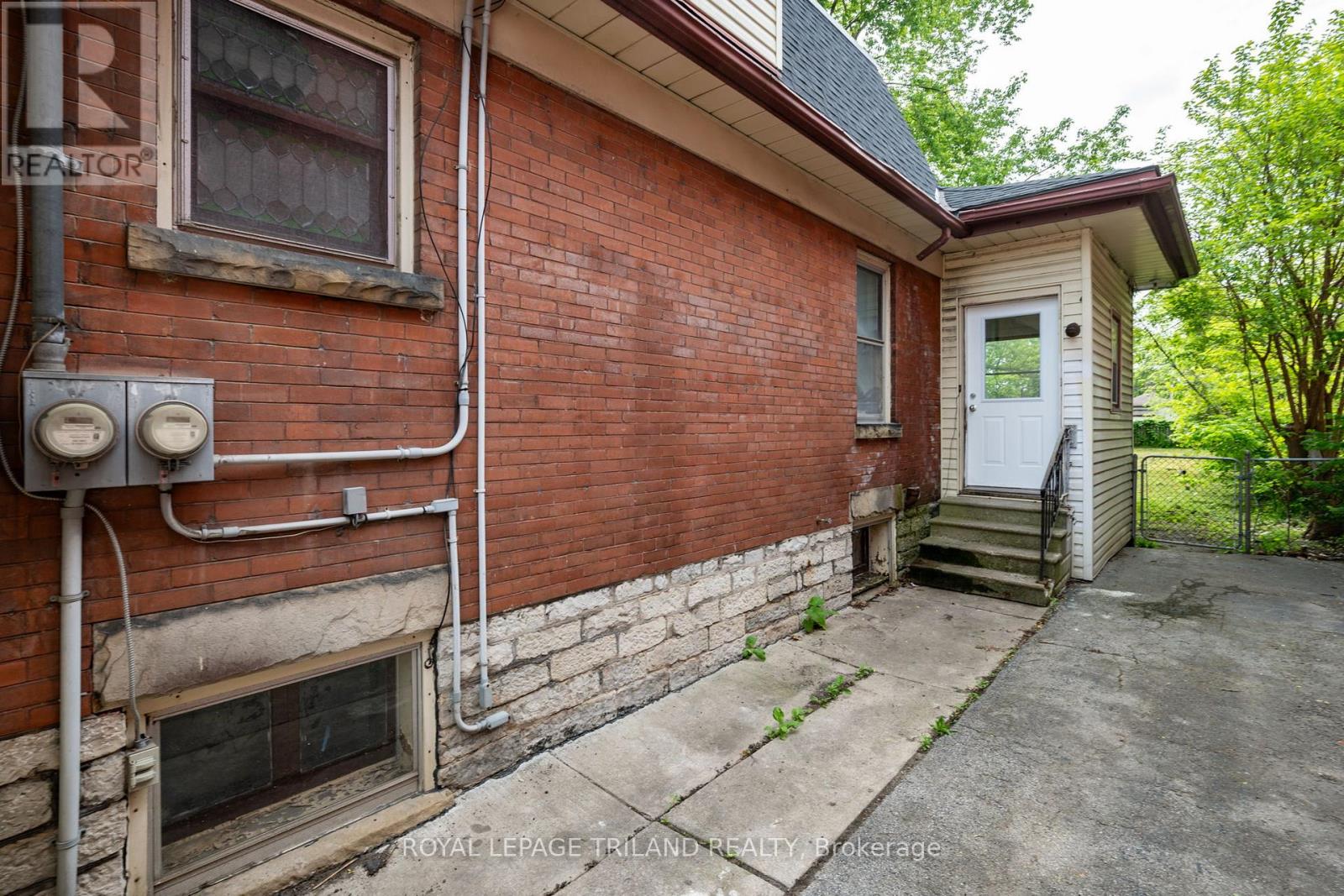 Photo 3 of 24 for 255 Simcoe Street
