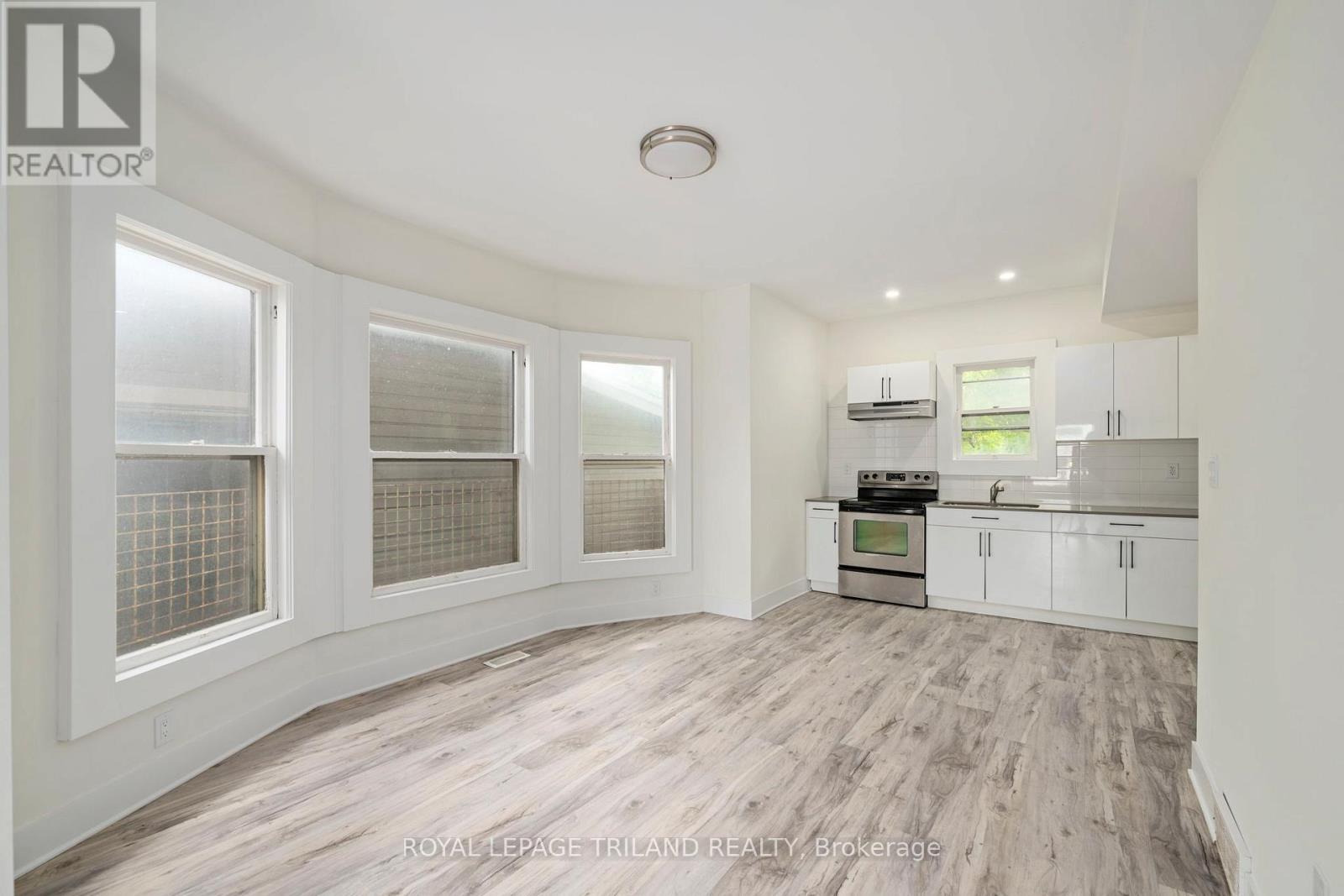 Photo 7 of 24 for 255 Simcoe Street