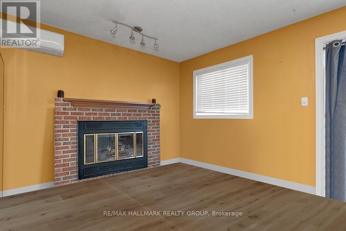 6403 Viseneau Drive, Ottawa, Ontario  K1C 5E7 - Photo 3 - X12185500