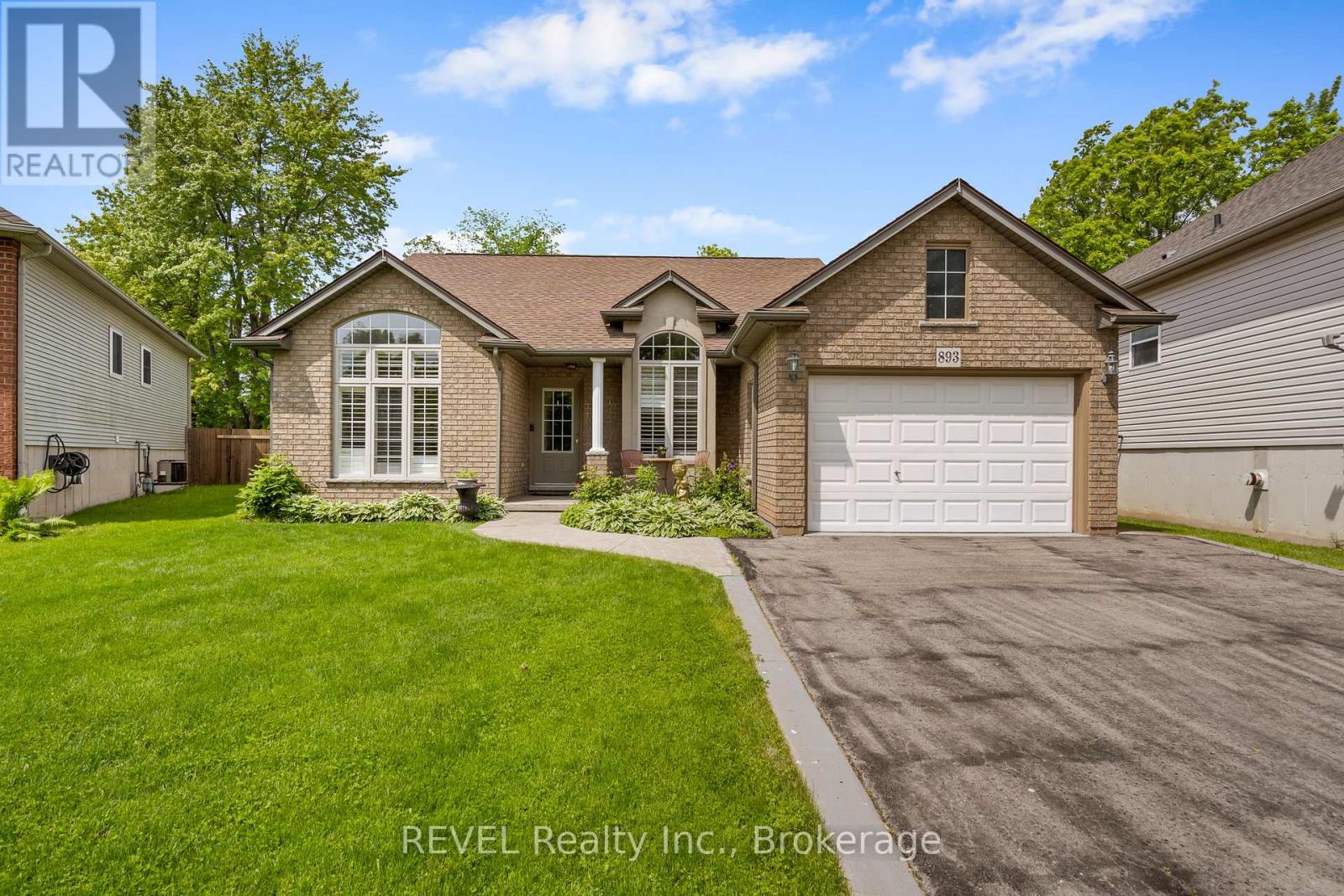 893 Canada Drive, Fort Erie, Ontario  L2A 6E9 - Photo 1 - X12188306