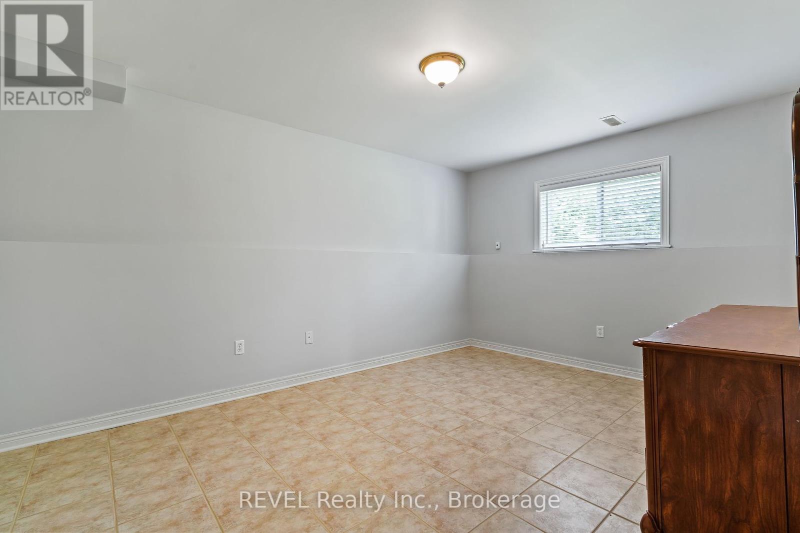 893 Canada Drive, Fort Erie, Ontario  L2A 6E9 - Photo 24 - X12188306