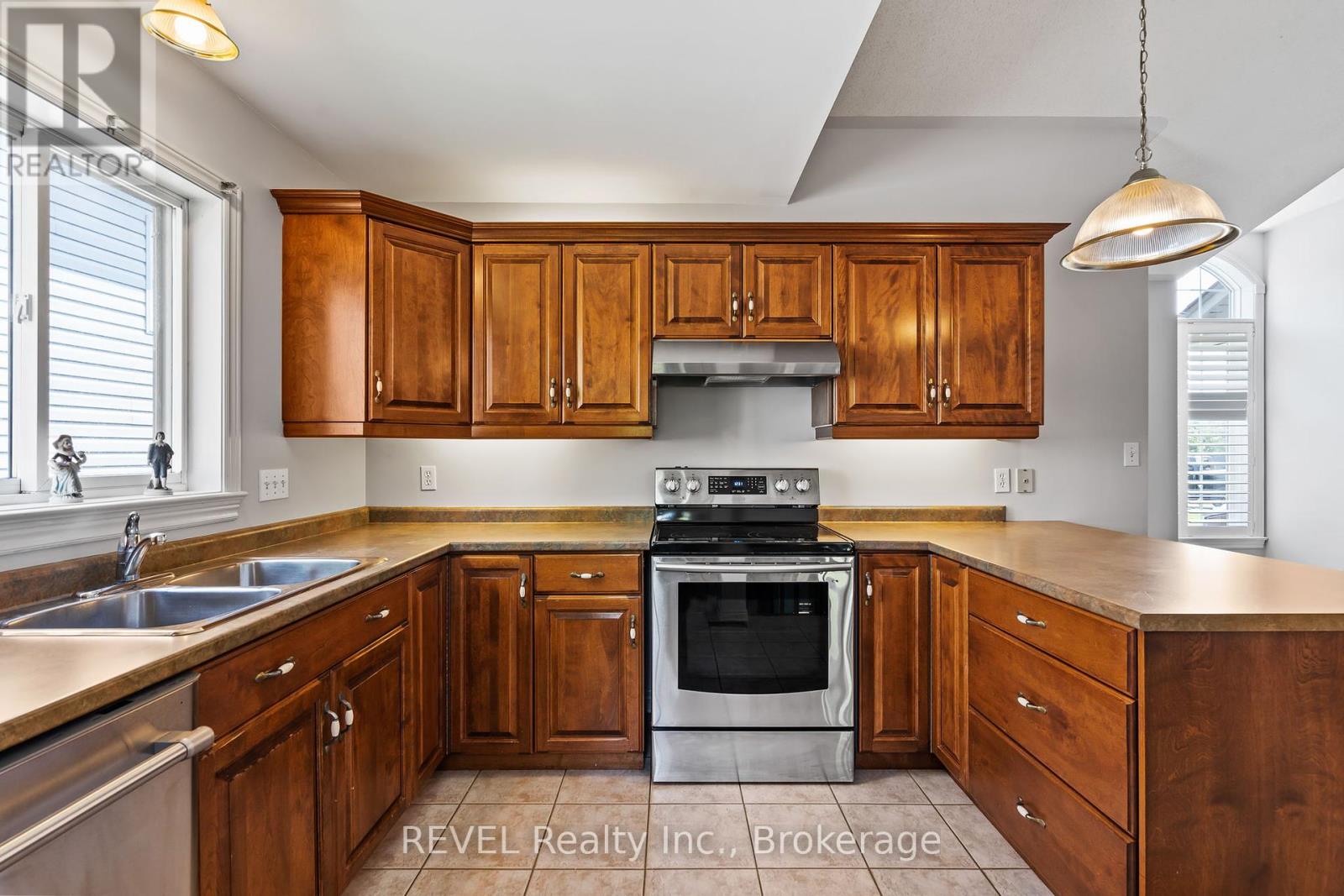 893 Canada Drive, Fort Erie, Ontario  L2A 6E9 - Photo 8 - X12188306