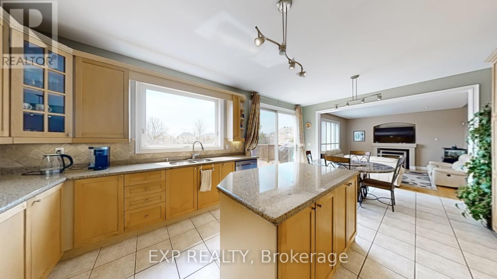 28 Cosmo Court, Brampton, Ontario  L6P 1G2 - Photo 10 - W12183545