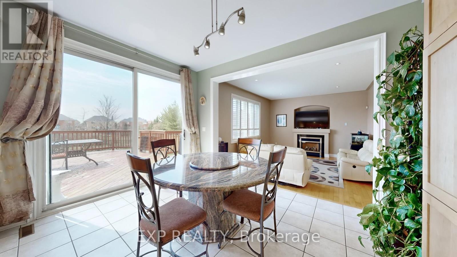 28 Cosmo Court, Brampton, Ontario  L6P 1G2 - Photo 6 - W12183545