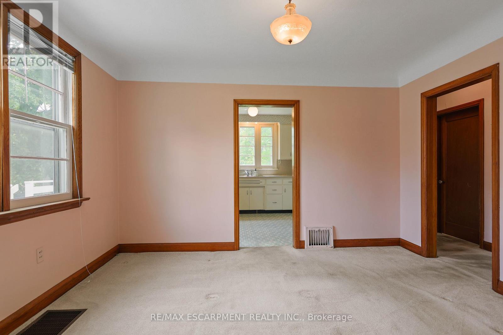 668 Harvest Road, Hamilton, Ontario  L9H 5K4 - Photo 8 - X12185484