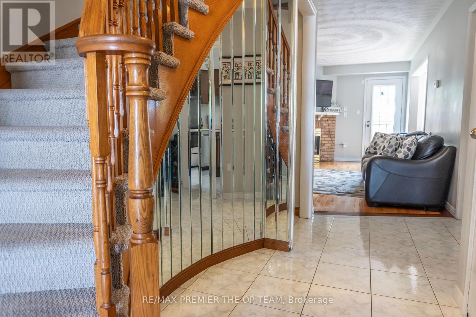 3 - 255 Mount Albion Road, Hamilton, Ontario  L8K 6P7 - Photo 5 - X12185623