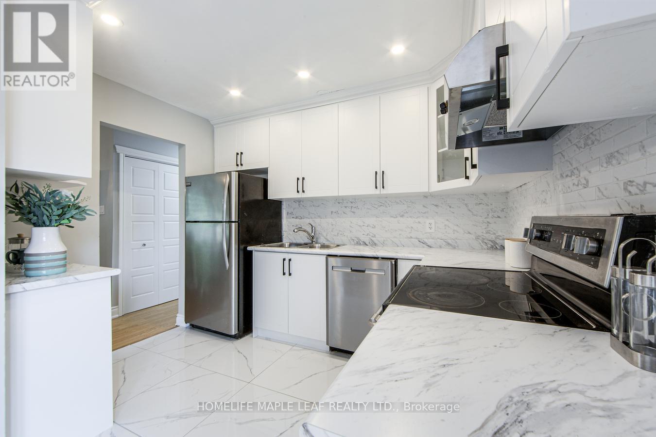 689 Macyoung Drive W, Kincardine, Ontario  N2Z 1T1 - Photo 12 - X12187715