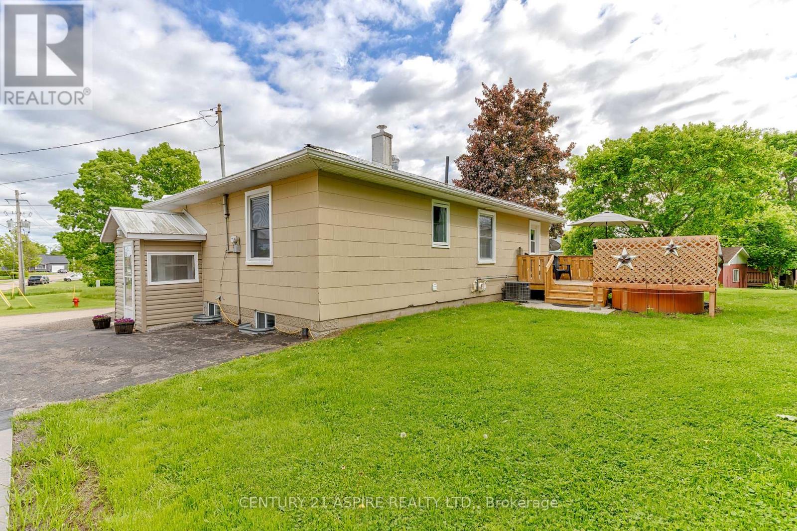 16 Dixon Street, Whitewater Region, Ontario  K0J 1K0 - Photo 10 - X12188299
